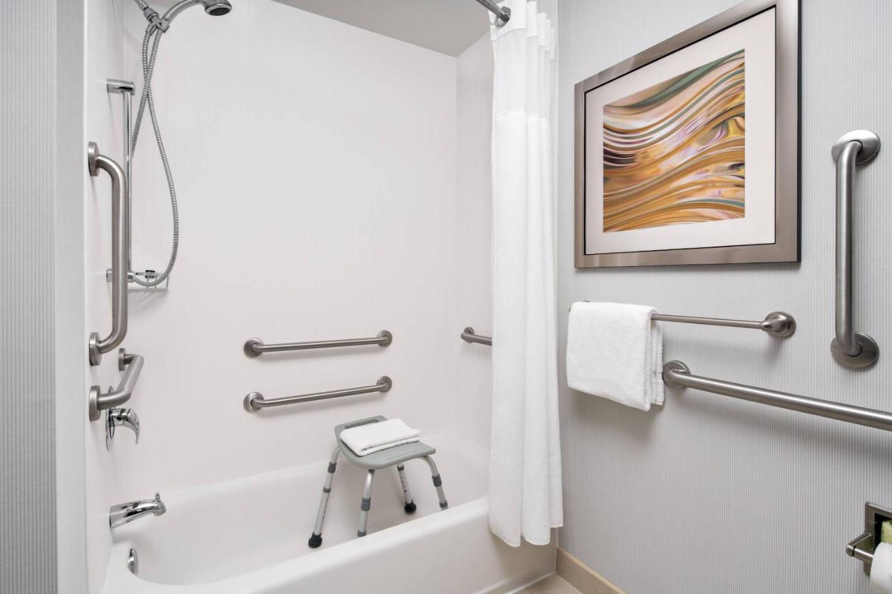 Отель Courtyard By Marriott Raleigh North/Triangle Town Center Экстерьер фото