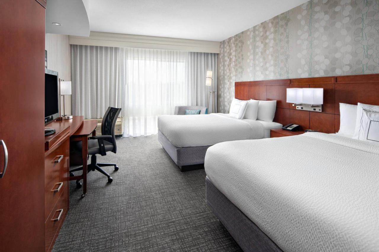 Отель Courtyard By Marriott Raleigh North/Triangle Town Center Экстерьер фото