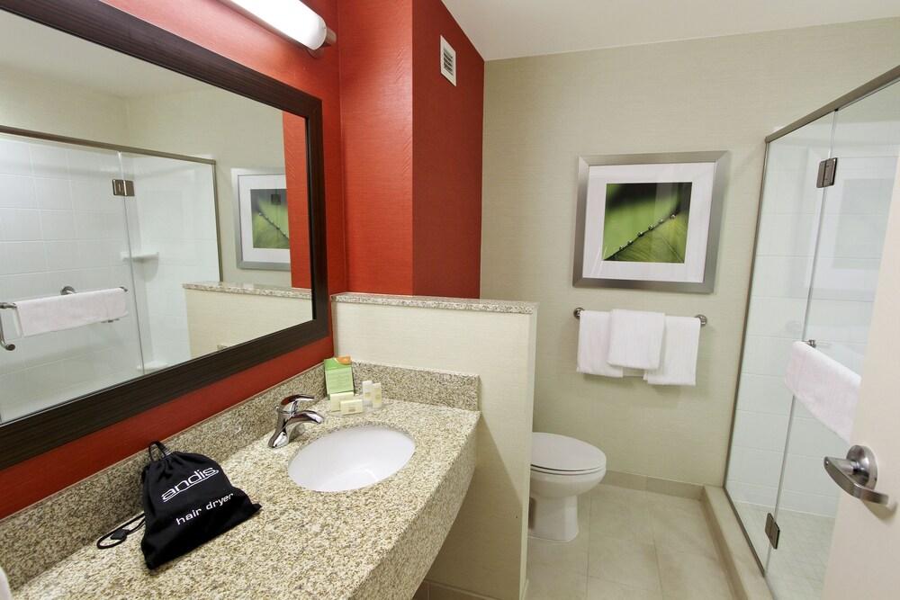 Отель Courtyard By Marriott Raleigh North/Triangle Town Center Экстерьер фото