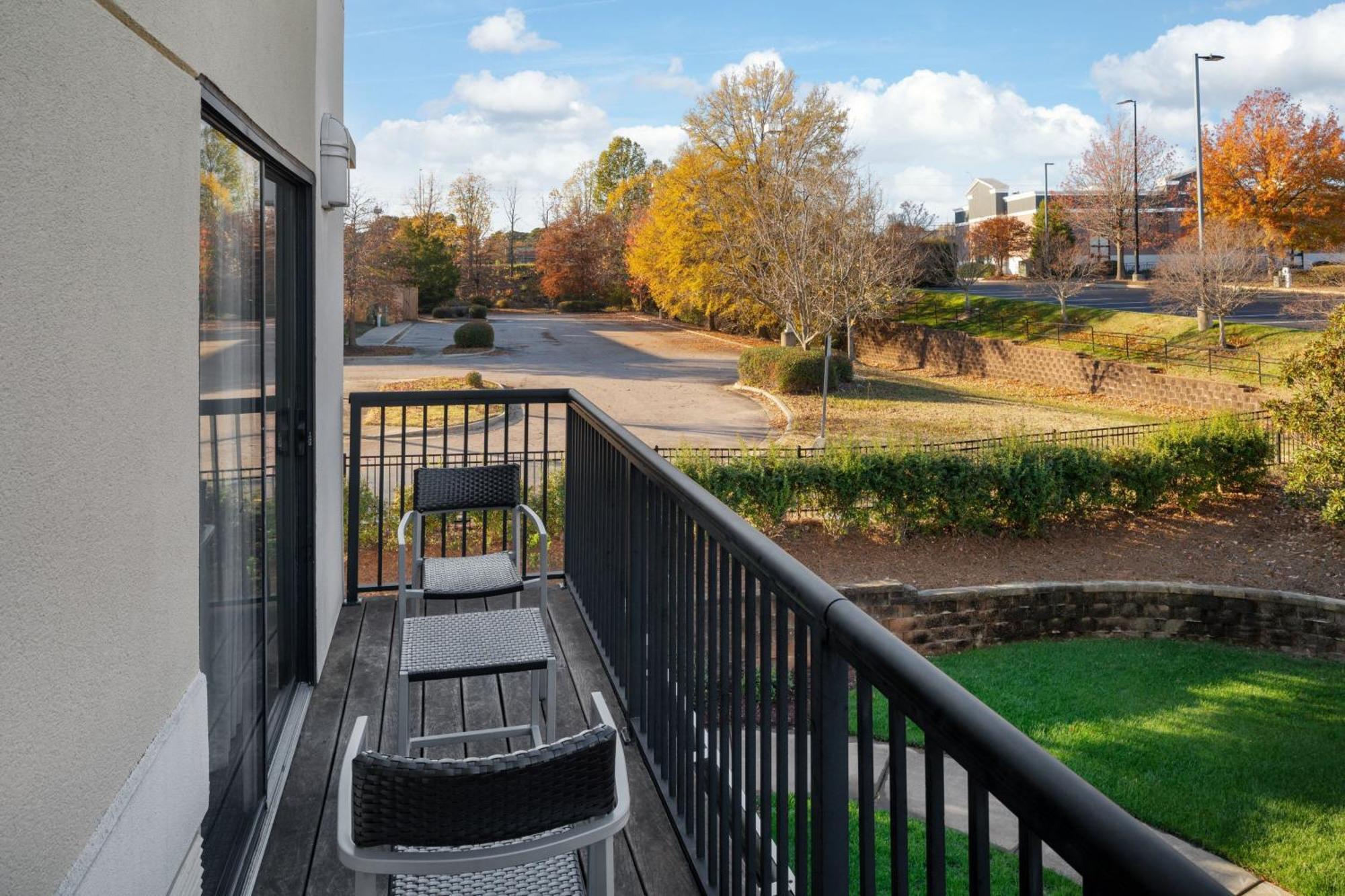 Отель Courtyard By Marriott Raleigh North/Triangle Town Center Экстерьер фото