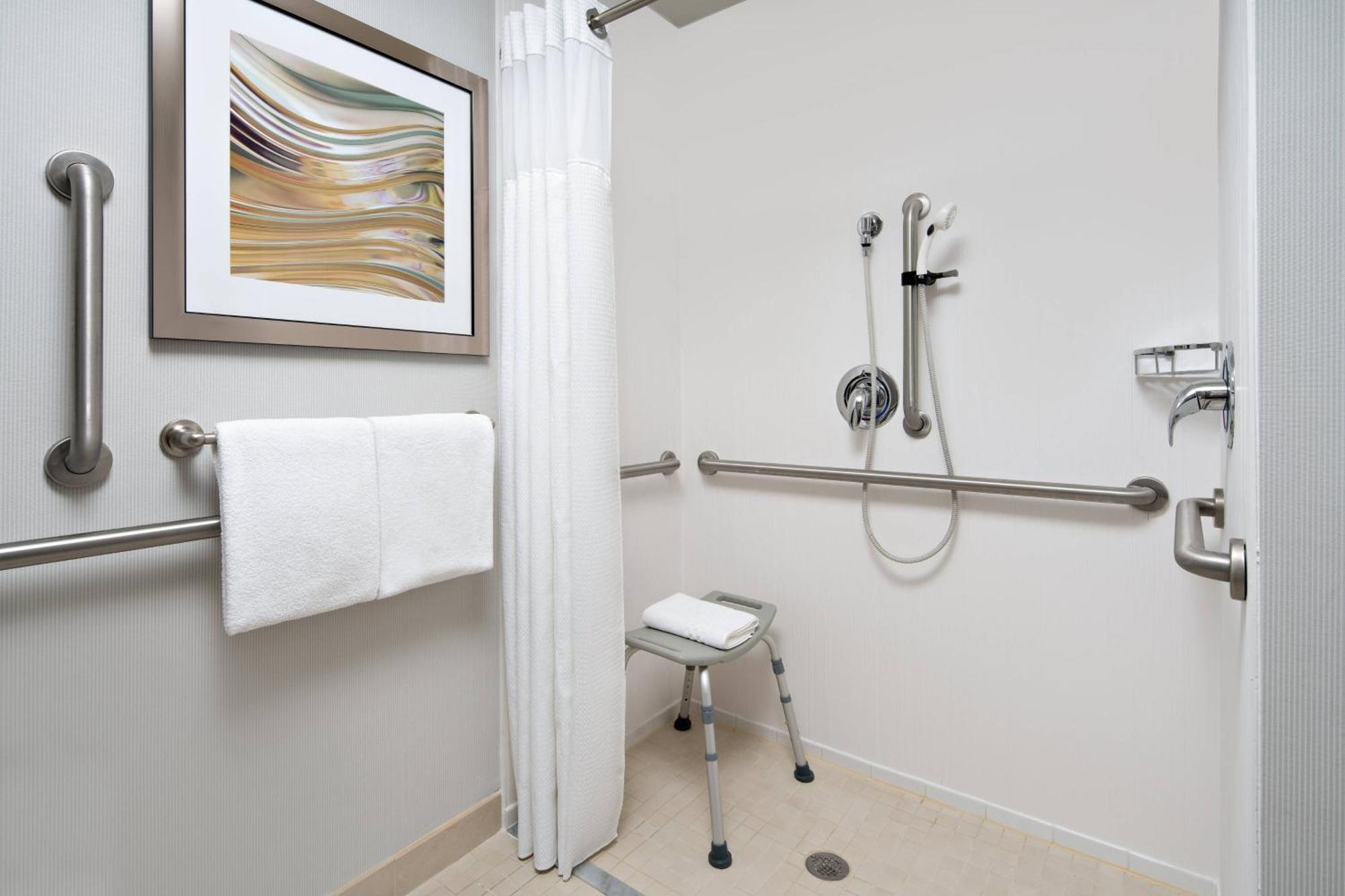 Отель Courtyard By Marriott Raleigh North/Triangle Town Center Экстерьер фото