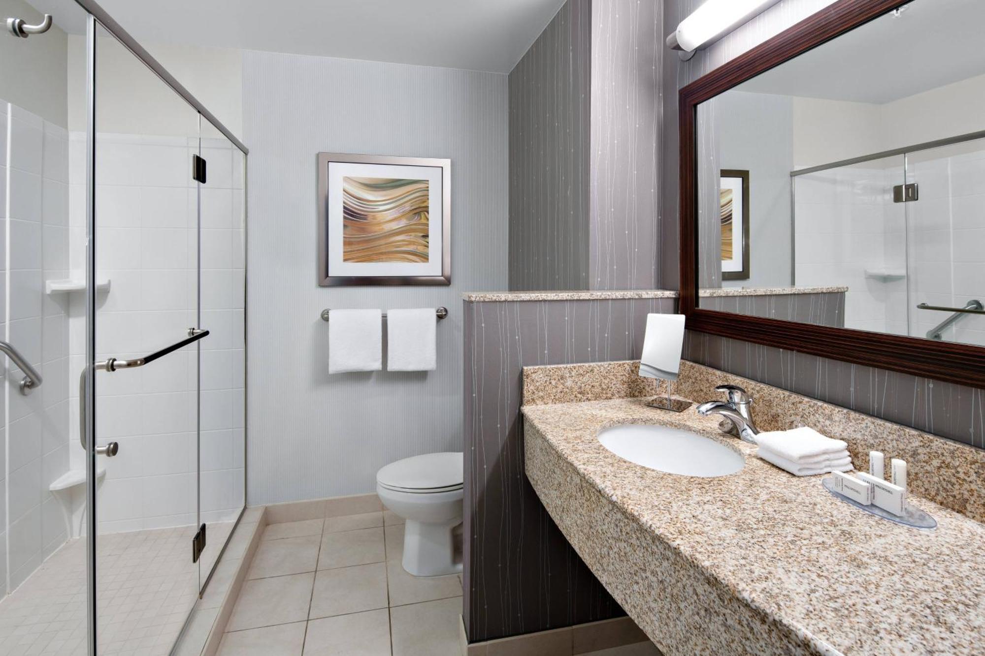 Отель Courtyard By Marriott Raleigh North/Triangle Town Center Экстерьер фото