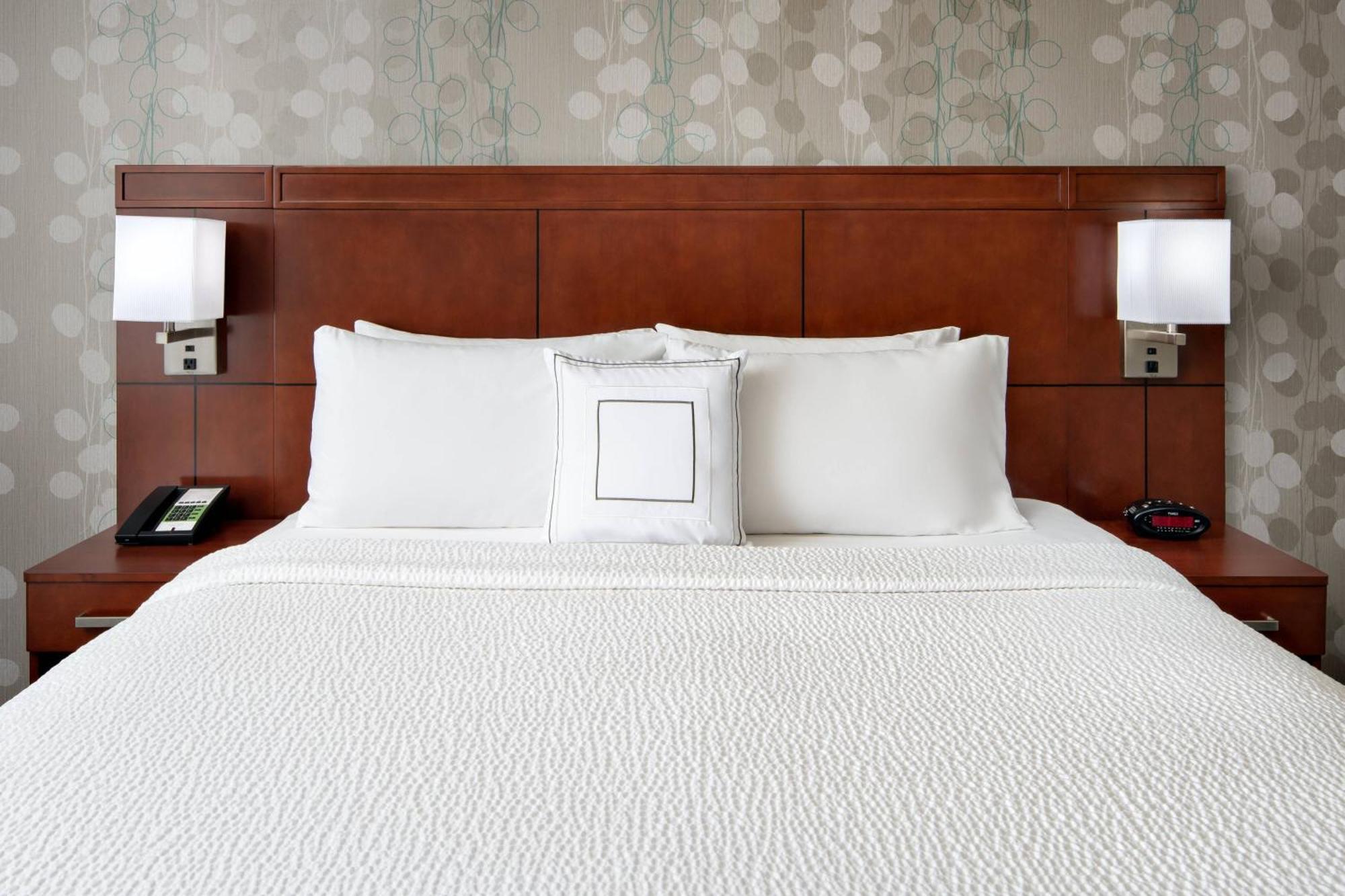 Отель Courtyard By Marriott Raleigh North/Triangle Town Center Экстерьер фото