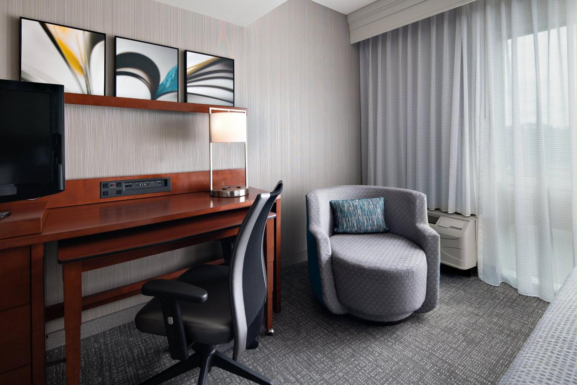 Отель Courtyard By Marriott Raleigh North/Triangle Town Center Экстерьер фото
