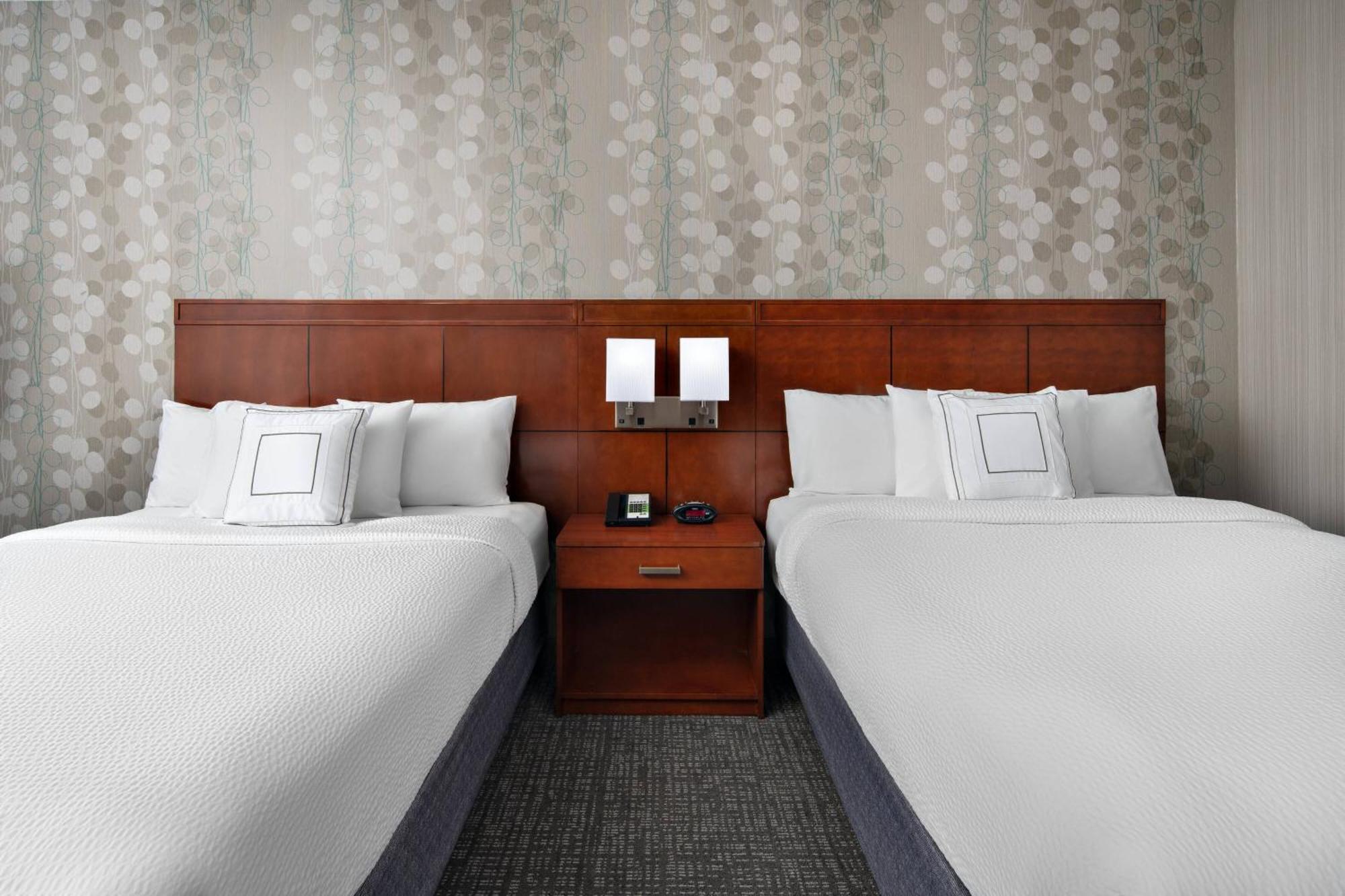 Отель Courtyard By Marriott Raleigh North/Triangle Town Center Экстерьер фото