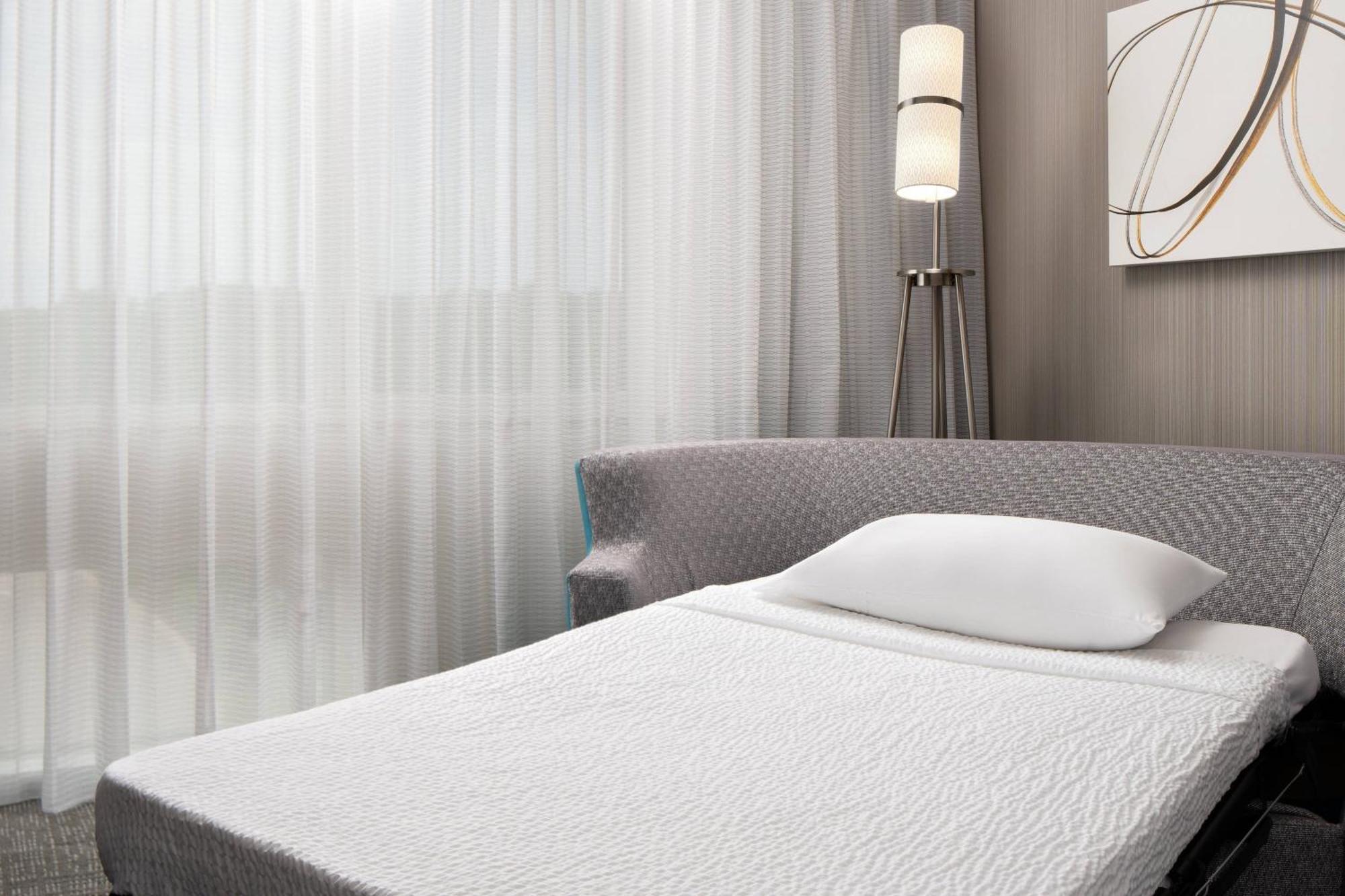 Отель Courtyard By Marriott Raleigh North/Triangle Town Center Экстерьер фото
