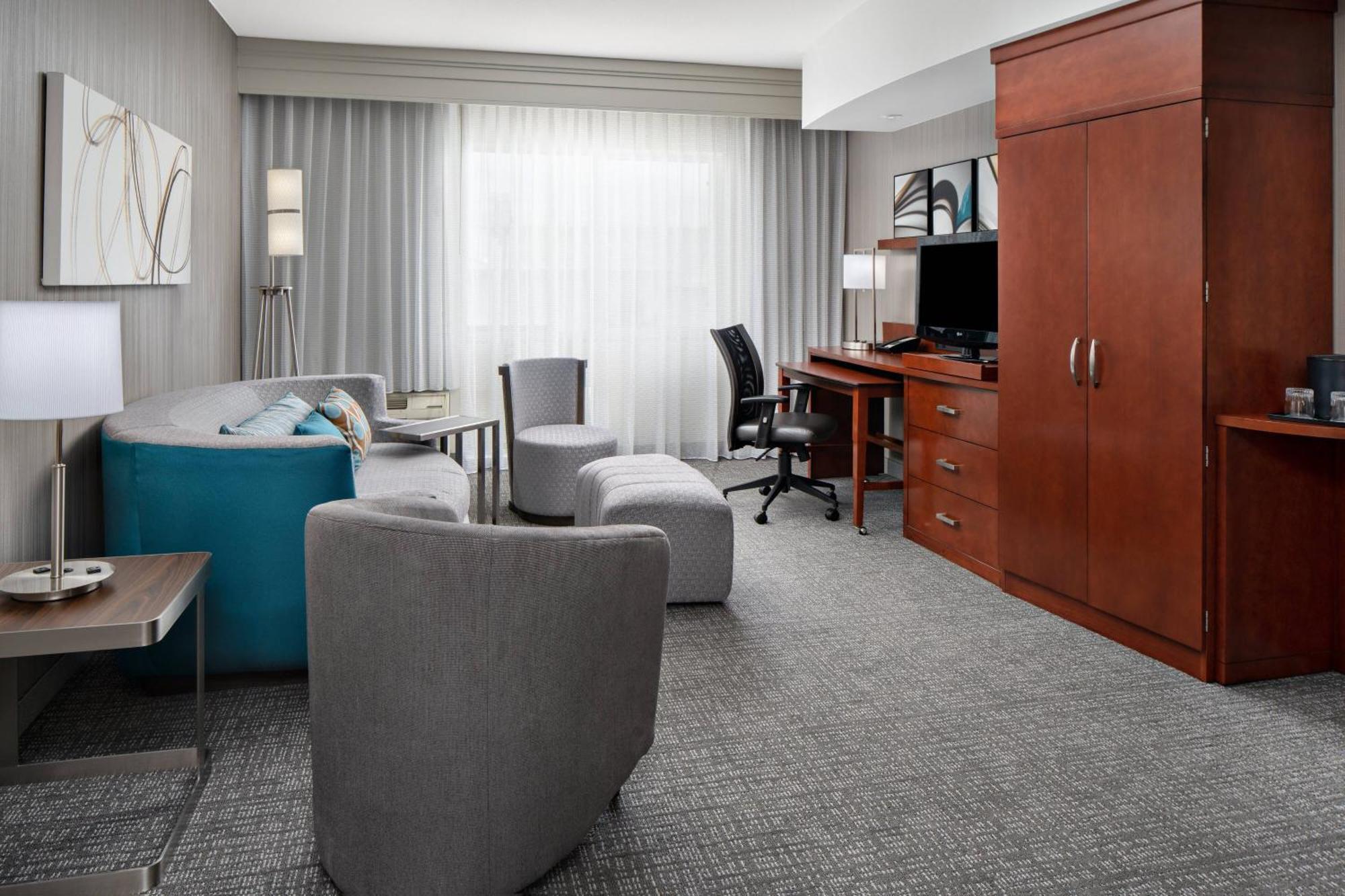 Отель Courtyard By Marriott Raleigh North/Triangle Town Center Экстерьер фото