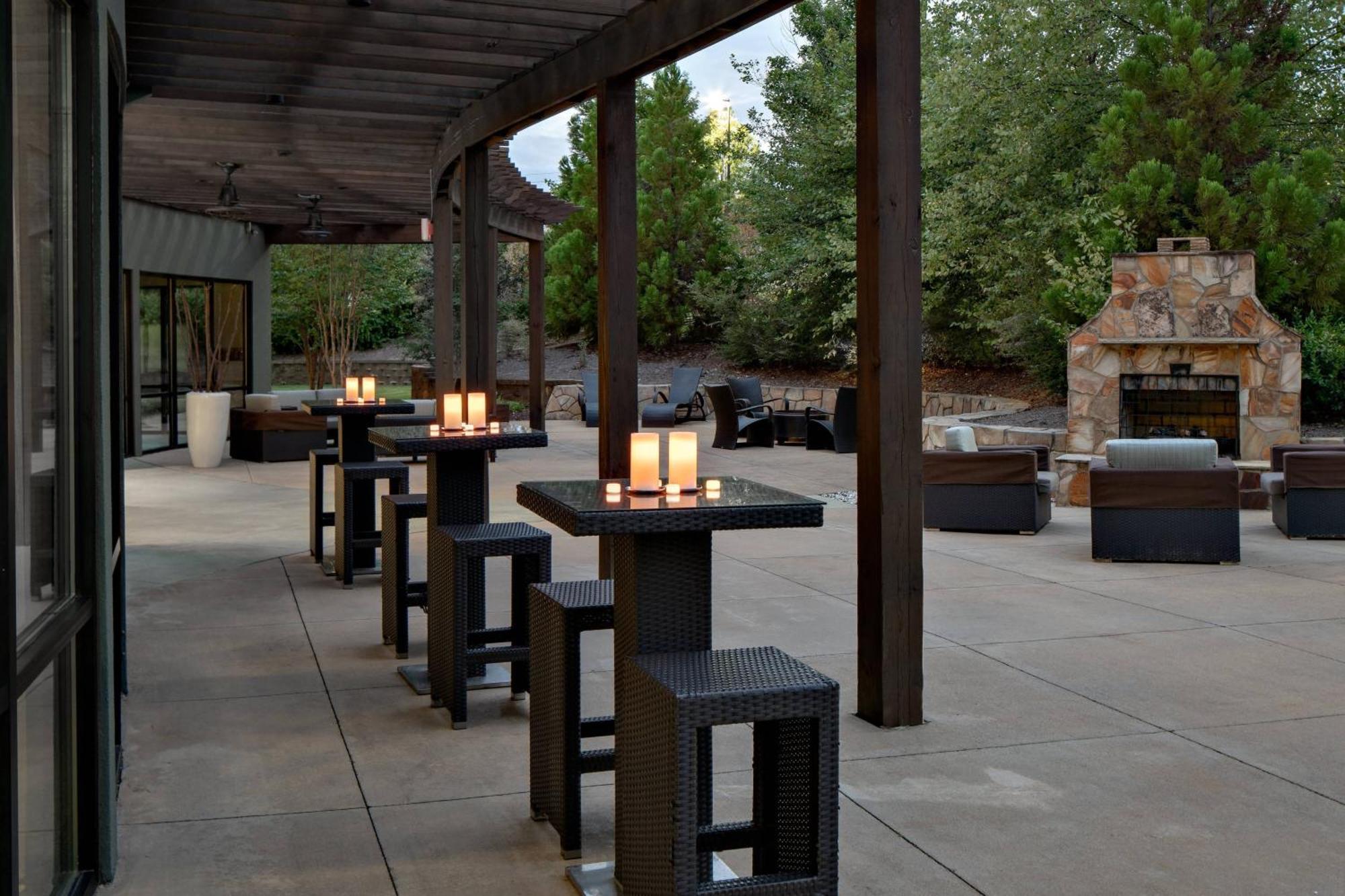 Отель Courtyard By Marriott Raleigh North/Triangle Town Center Экстерьер фото