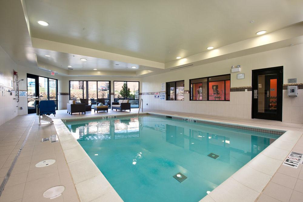 Отель Courtyard By Marriott Raleigh North/Triangle Town Center Экстерьер фото