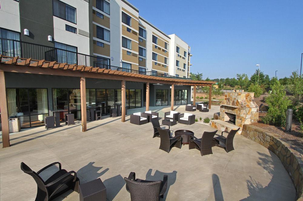 Отель Courtyard By Marriott Raleigh North/Triangle Town Center Экстерьер фото