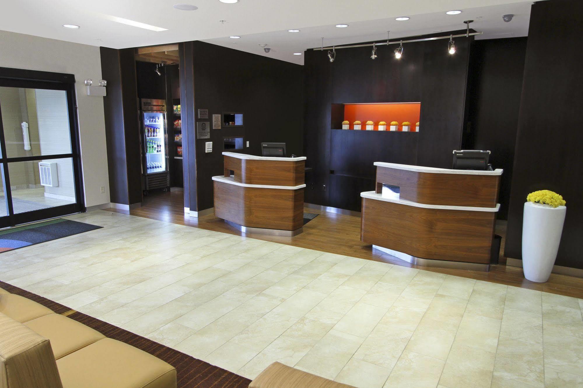 Отель Courtyard By Marriott Raleigh North/Triangle Town Center Экстерьер фото