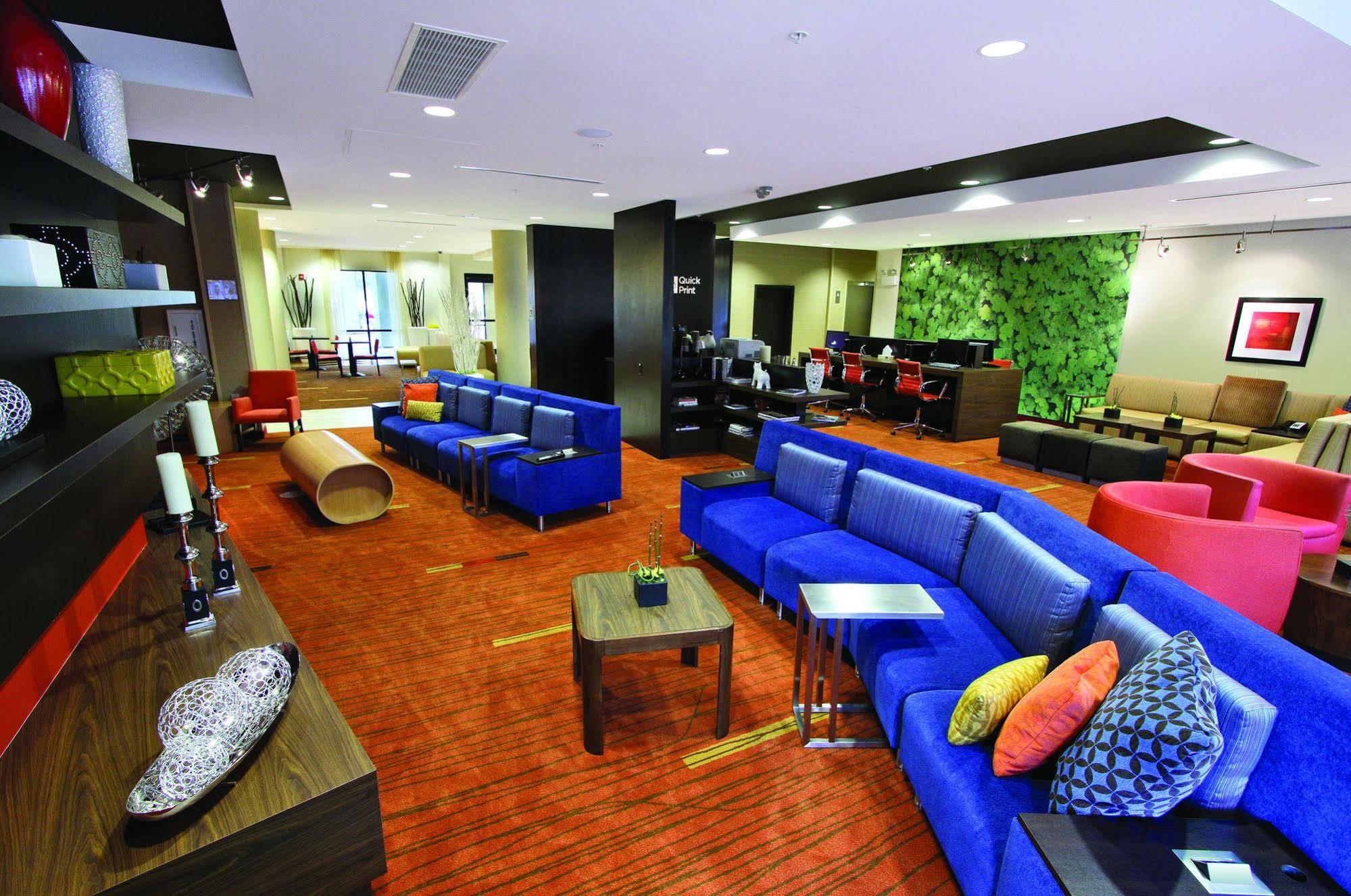 Отель Courtyard By Marriott Raleigh North/Triangle Town Center Экстерьер фото