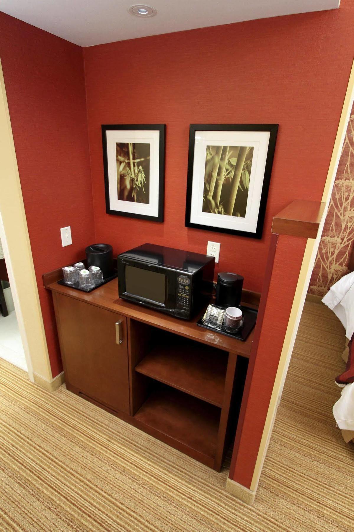 Отель Courtyard By Marriott Raleigh North/Triangle Town Center Экстерьер фото
